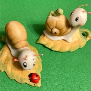 HOMCO #8902 Set of Two Ceramic Snails on Leaves